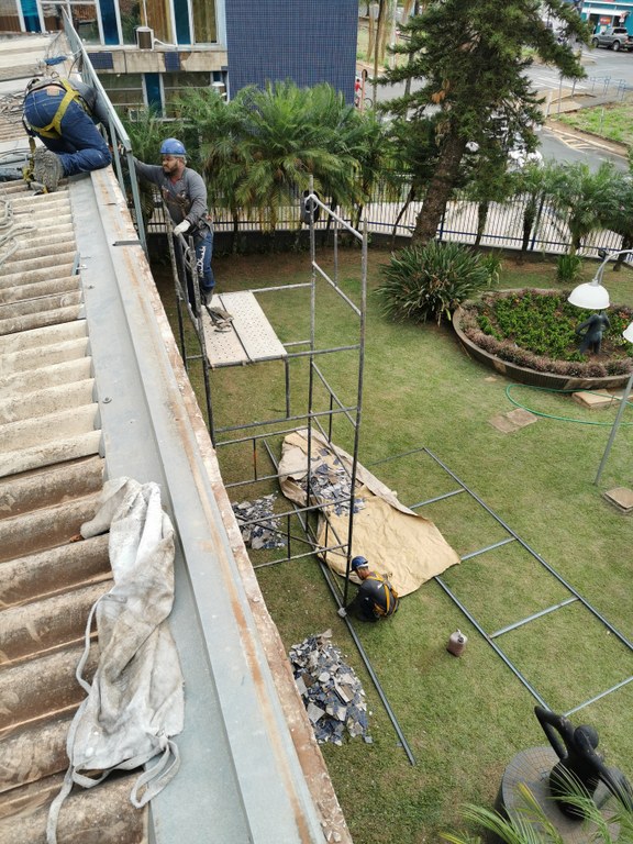 Demolição e Colocação da Platibanda Demolição e Colocação da Platibanda