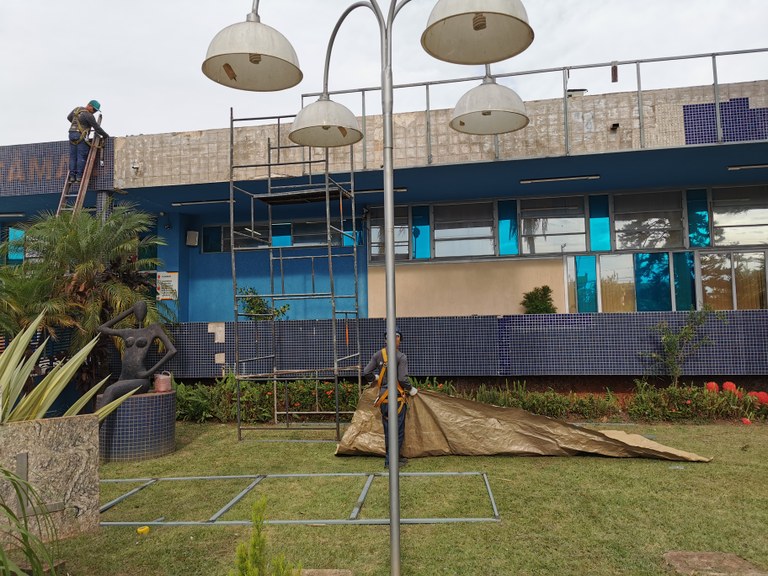 Demolição e Colocação da Platibanda Demolição e Colocação da Platibanda