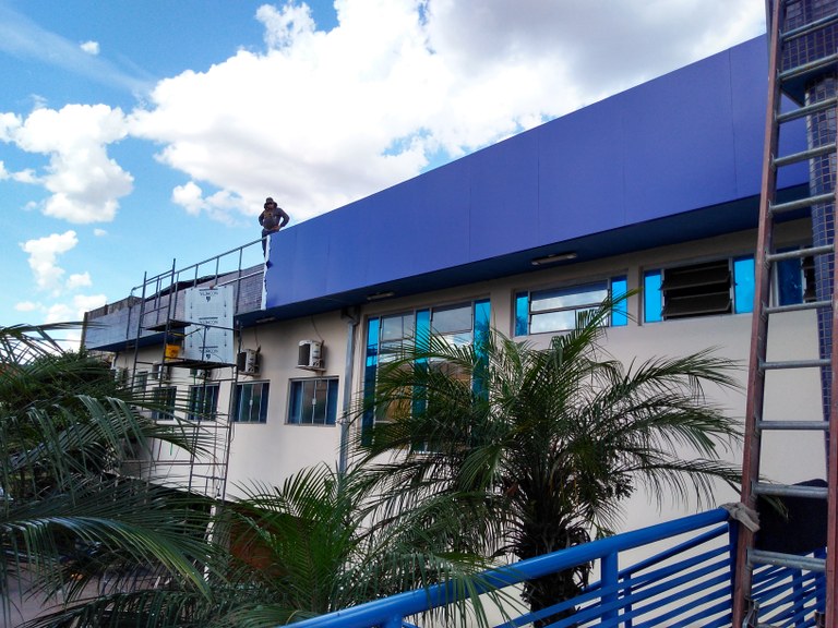 Instalação da Estrutura da Platibanda em ACM