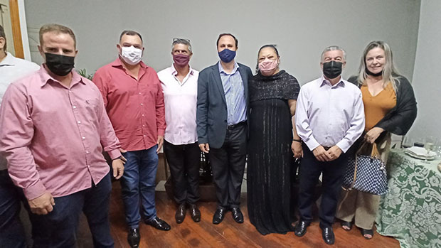 Representantes do poder executivo, legislativo e comércio Representantes do poder executivo, legislativo e comércio