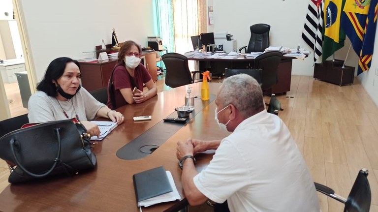 Vereador Cidão Mineiro em diálogo com a deputada e sua assessora Mara Vereador Cidão Mineiro em diálogo com a deputada e sua assessora Mara