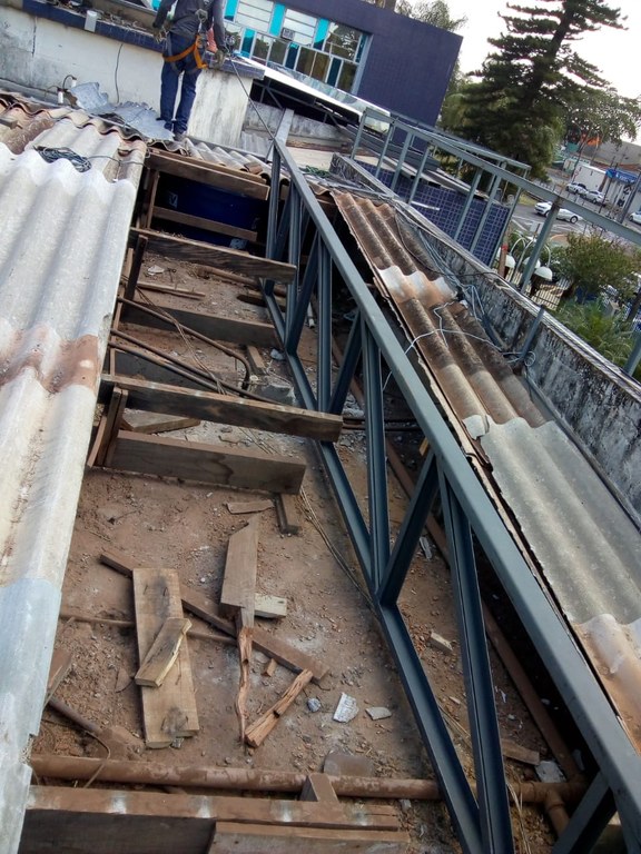 Demolição e Construção da 2ª Parte do Telhado Demolição e Construção da 2ª Parte do Telhado