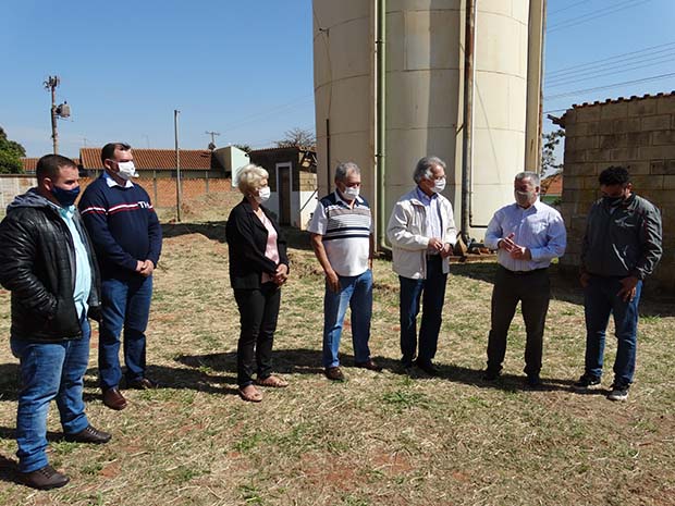 Deputado Vanderlei Macris com o poder executivo e legislativo no reservatório deágua no bairro Santa Terezinha. (Imagem: Denílson Lopes de Andrade)