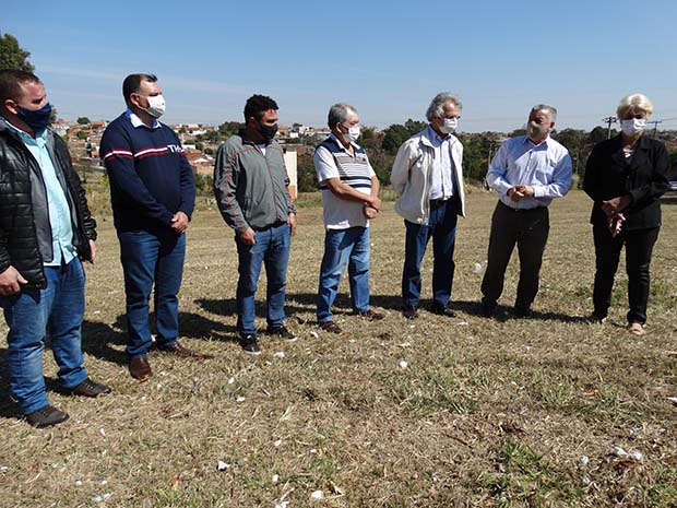 Deputado Macris com vereadores, prefeito e vice, no local onde será construídouma Unidade de Pronto Atendimento de Saúde. (Imagem: Denílson Lopes deAndrade)