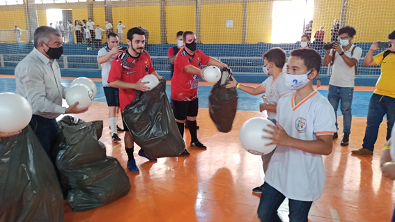 Prefeito Dirceu Pano, Felipe Joioso e Leandro Mancha entregando bolas para os alunos. (Imagem: Denílson Lopes de Andrade) Prefeito Dirceu Pano, Felipe Joioso e Leandro Mancha entregando bolas para os alunos. (Imagem: Denílson Lopes de Andrade)