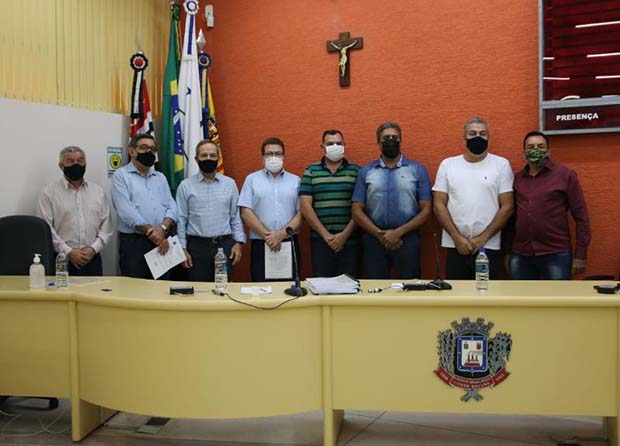 General Peternelli com autoridades municipais e regionais. General Peternelli com autoridades municipais e regionais.