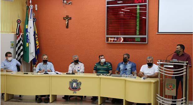 General Peternelli e autoridades municipais e regionais na câmara de vereadores. General Peternelli e autoridades municipais e regionais na câmara de vereadores.