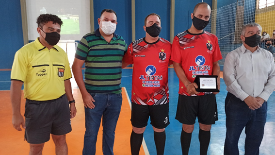 Vice-prefeito Luzimar, presidente da Câmara Zé Roberto, Ex-jogador Fabiano que foi homenageado, ao lado do prefeito Dirceu Pano. (Imagem: Denílson Lopes de Andrade) Vice-prefeito Luzimar, presidente da Câmara Zé Roberto, Ex-jogador Fabiano que foi homenageado, ao lado do prefeito Dirceu Pano. (Imagem: Denílson Lopes de Andrade)